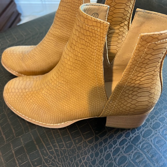 Ladies Booties - Picture 1 of 3